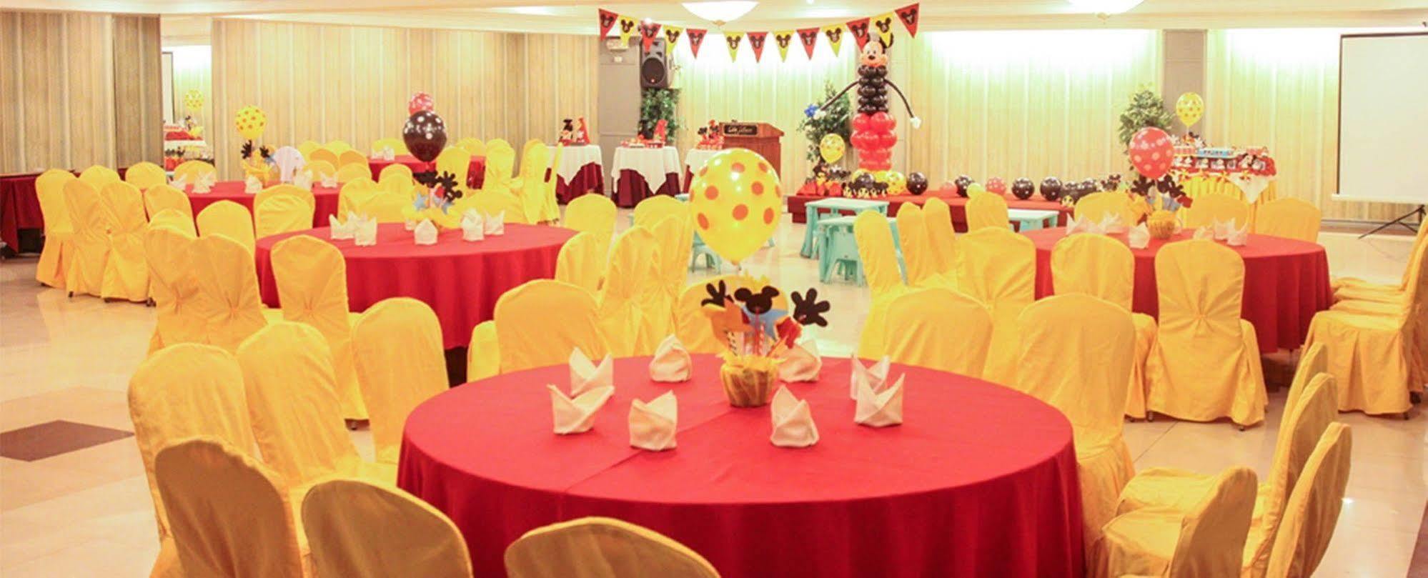De Luxe Hotel Cagayan de Oro Bagian luar foto